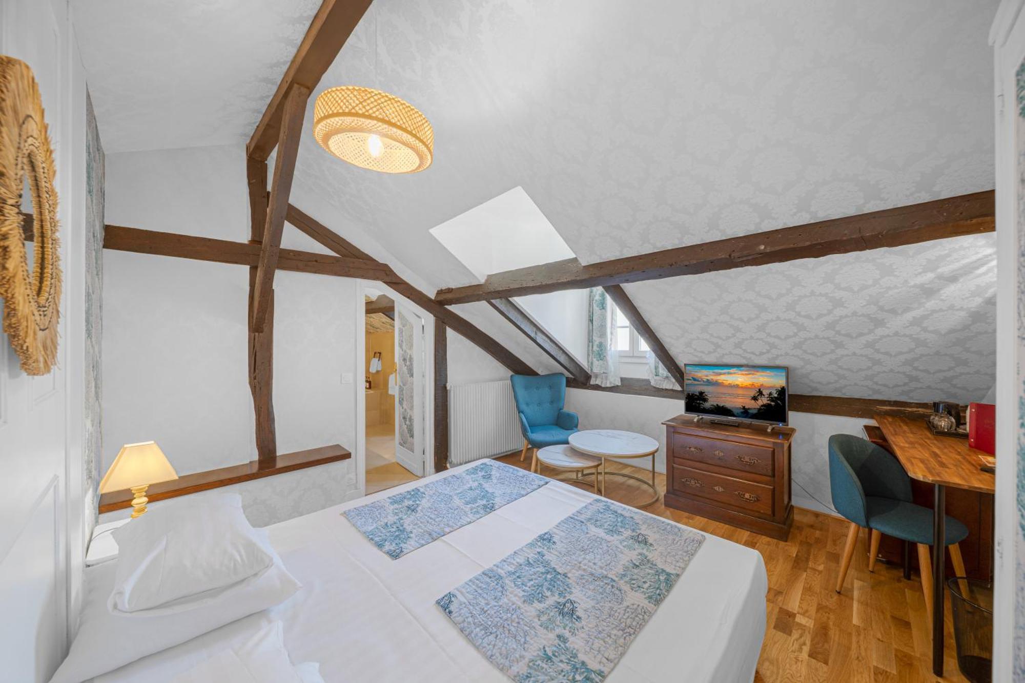 Charming Double Room,1717022418:JPEG